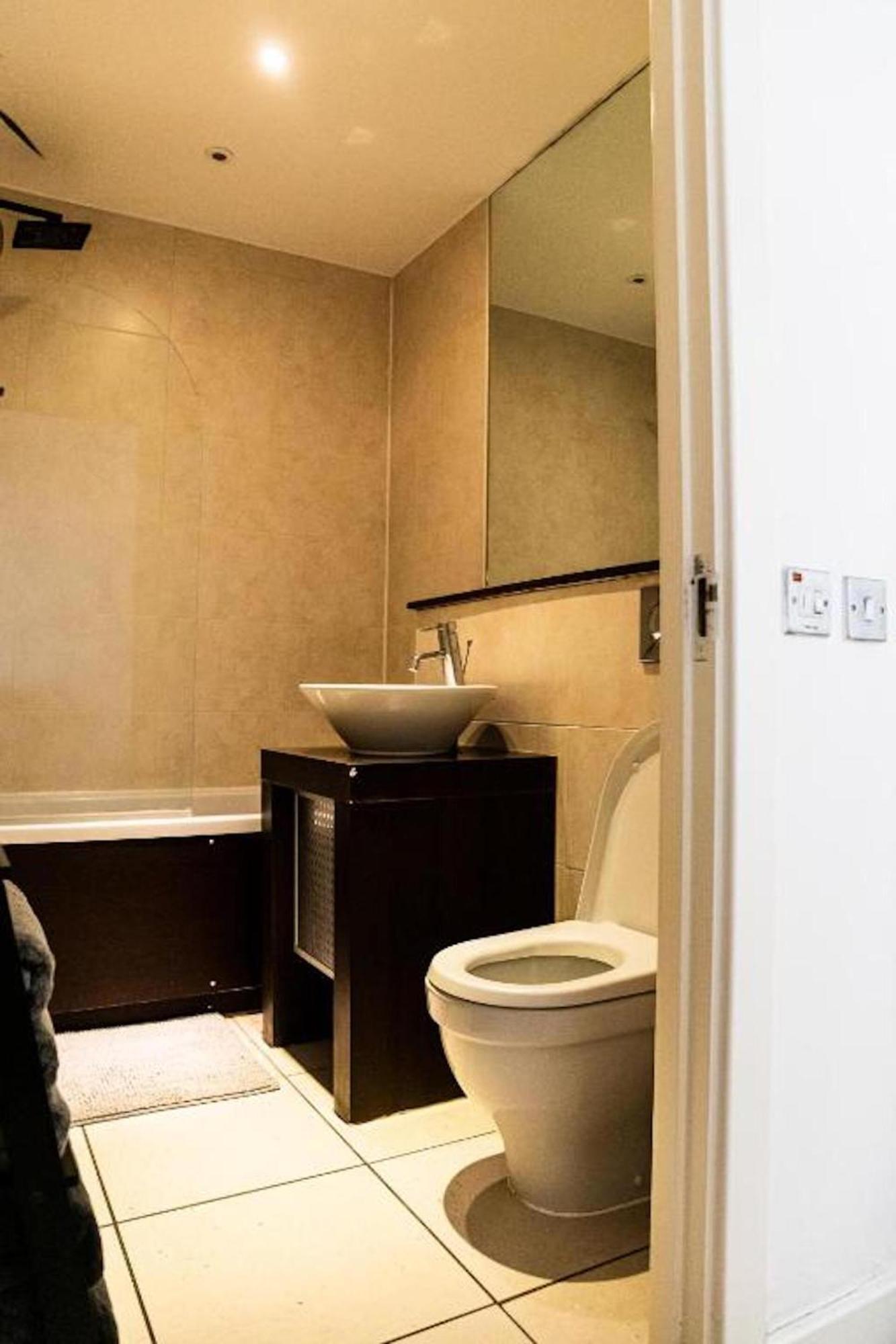 Whitechapel Two Bedroom Luxury Apartment - Free Private Parking - City Views London Exterior photo